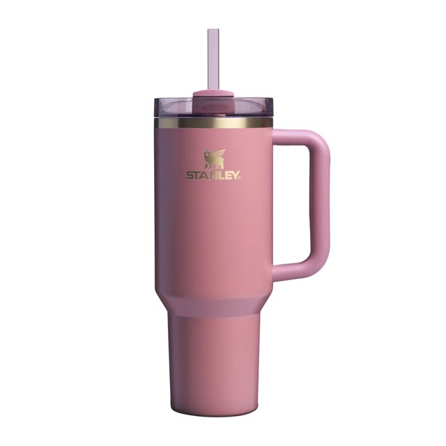 00363pt termo quencher 40oz antique pink marca stanley Vaso de viaje Stanley Quencher 40 oz en Antique Pink, vista frontal con asa; cuerpo de acero inoxidable 18/8 con acabado en pintura en polvo rosa y logo dorado, tapa transparente con cubierta giratoria de tres posiciones y popote extraíble, base cónica compatible con portavasos (3.1 in) y asa resistente para transporte; también suele usarse para llevar bebidas frías durante entrenamientos o viajes.