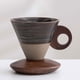 thumbnail image 4 of Elegante taza cónica de cerámica con asa y base de madera | Diseño vintage en forma de embudo para café vertido | Capacidad de 200 ml, 4 of 6