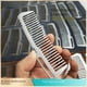 thumbnail image 1 of Peine de titanio puro Peine para el cabello antiestático portátil, resistente al óxido, ultraligero, 1 of 2