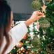 thumbnail image 4 of Juego de Doce Bolas Navideñas Flocadas de 8 Cm para Colgar, de Plástico Brillante, para Árbol de Navidad., 4 of 7