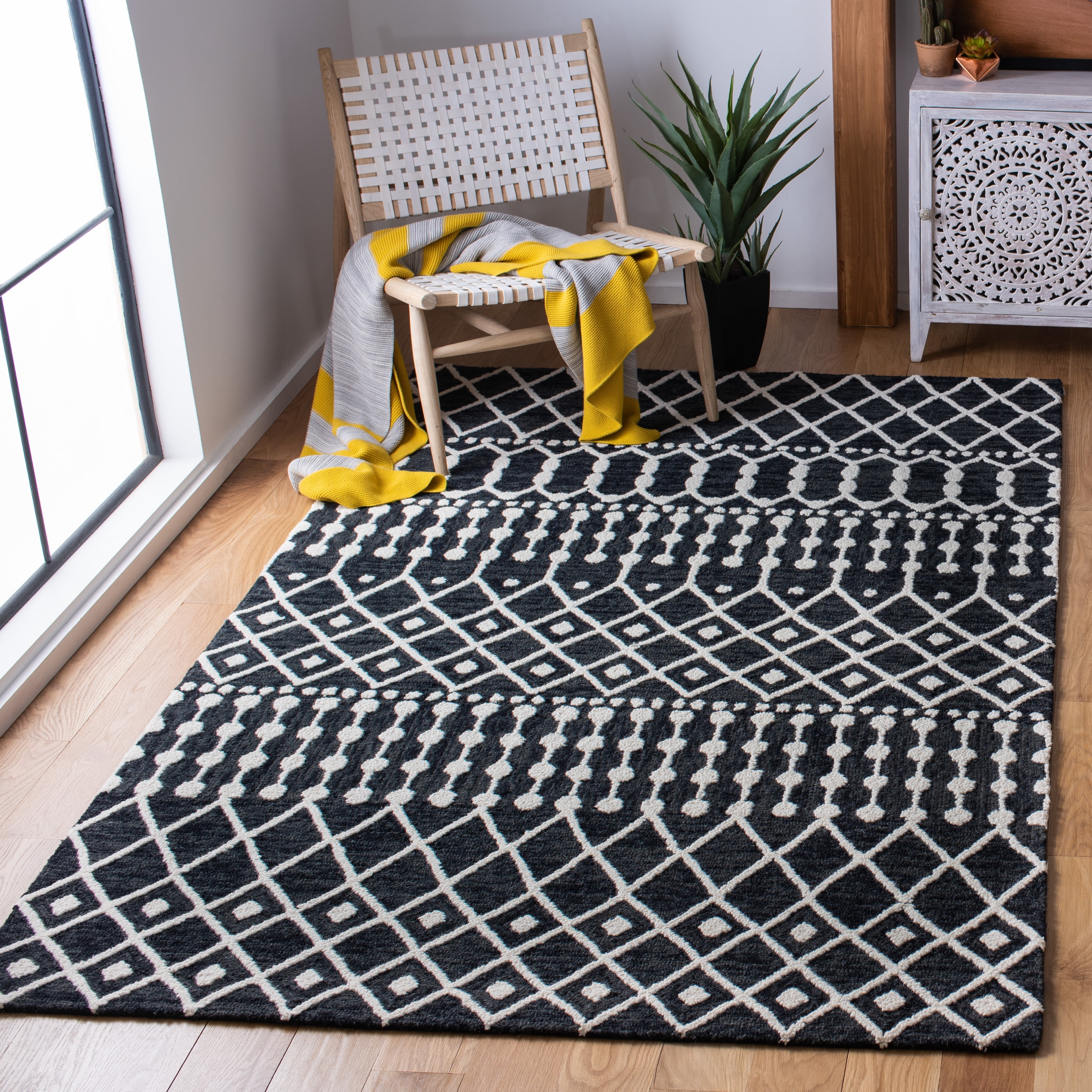 SAFAVIEH Blossom Aspen Geometric Wool Area Rug, Black/Ivory, 6' x 9'