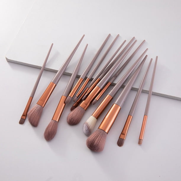 Set de 13 brochas de maquillaje: brocha para rubor, brocha para polvos sueltos y brocha de maquillaje.