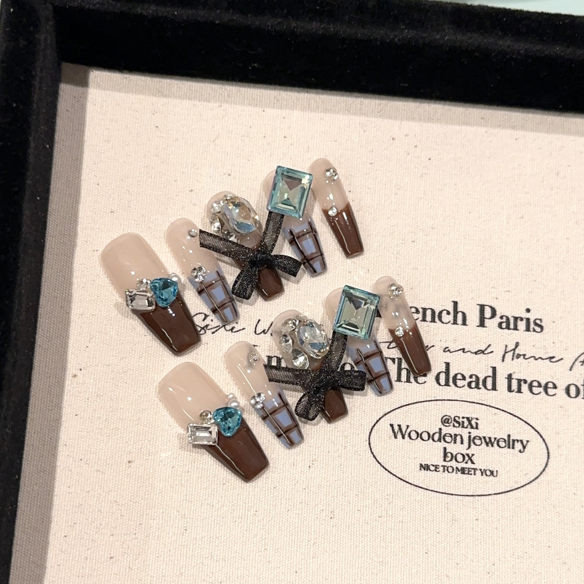 Hand-worn nail pads, high-end winter and autumn brown French manicure, white bow, hand-painted plaid nails