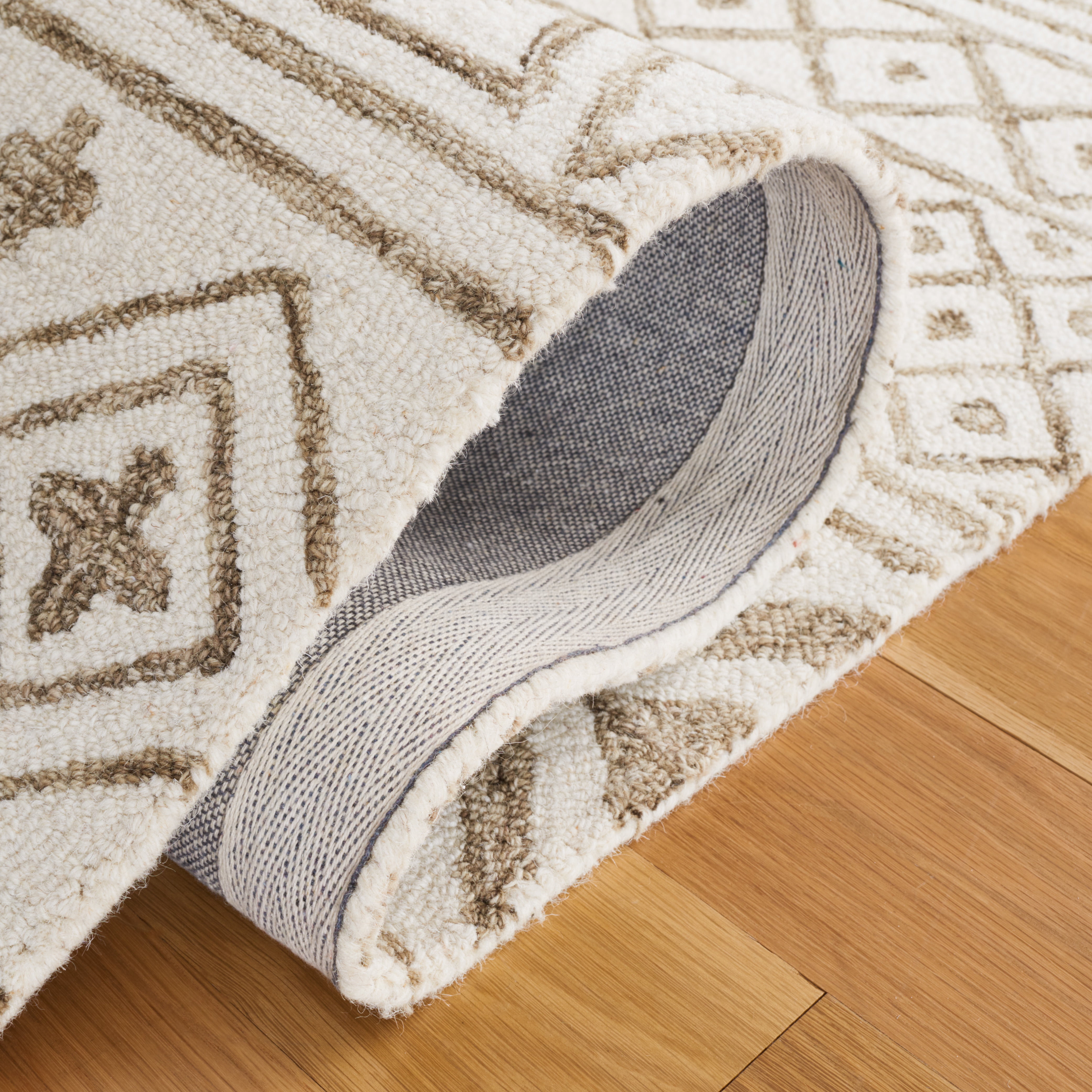 SAFAVIEH Metro Beaumont Southwestern Area Rug, Ivory/Sage, 6' x 6' Round