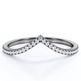 thumbnail image 1 of JeenMata Alianza de Boda en Forma de V de 0,25 Quilates con Forma Redonda y Pavé Festoneado - Baño de Oro Negro de 18 K sobre Plata, 1 of 5