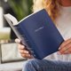 thumbnail image 2 of Biblia HarperCollins NKJV de aspecto cuero azul, letras rojas, 2 of 5