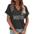 thumbnail image 1 of Camiseta gráfica de manga corta con cuello en V para mujer: top con estampado de letras de moda para looks informales o para combinar con otras prendas., 1 of 4