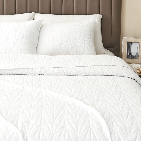 Great Bay Home Geometric Pinsonic Microfiber Oversized Quilt Set With Shams (Full / Queen, Optic White)