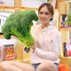 thumbnail image 4 of Peluche de Verduras y Frutas, Brócoli, Zanahoria, Tomate, Fresa, Suave Almohada Decorativa | Elástico, Ideal para El Hogar, La Oficina, Fiestas, Regalo para Niños, Peluche Antiestrés de 48-76 Cm, 4 of 6