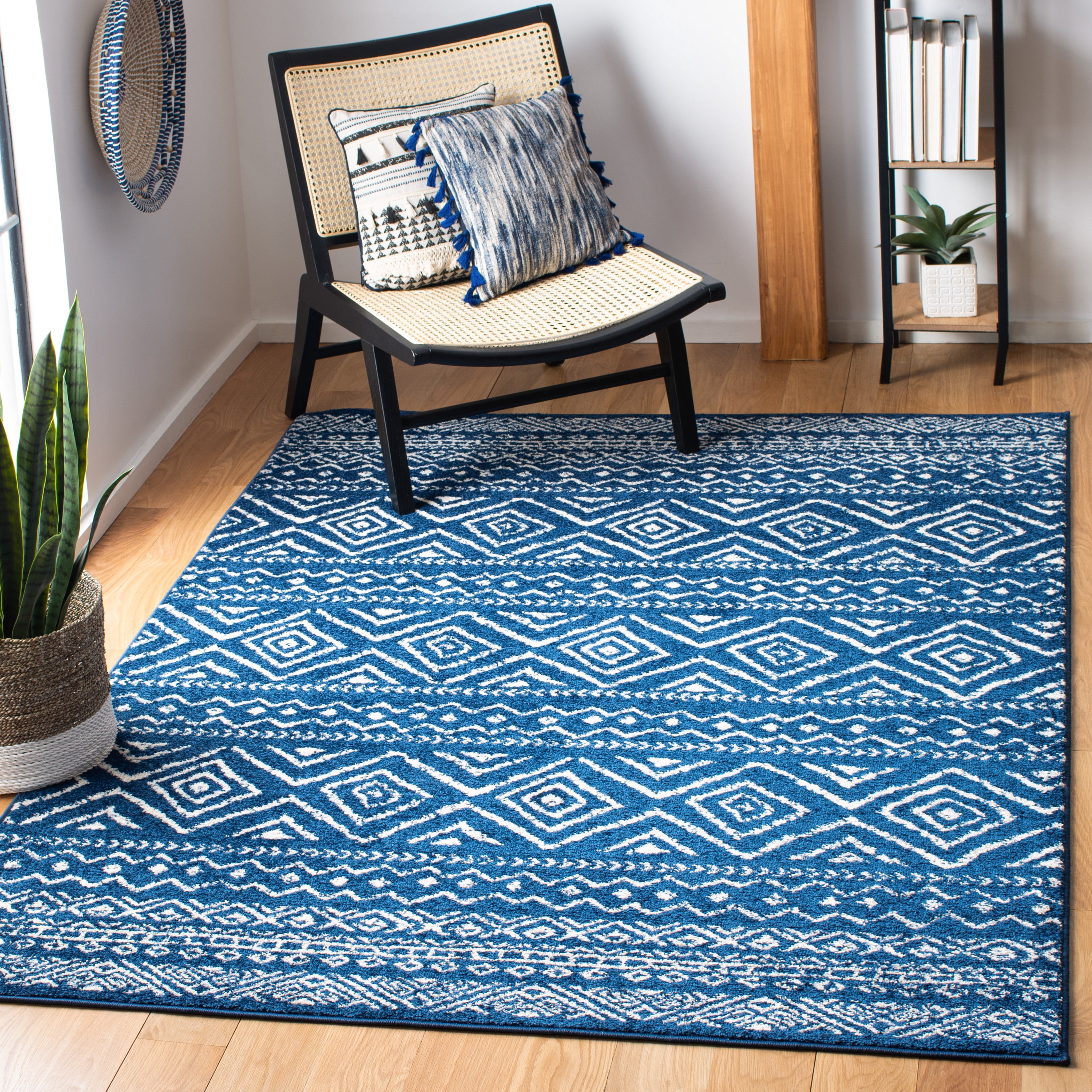 SAFAVIEH Tulum Merletta Oriental Area Rug, Navy/Ivory, 5'3" x 7'6"
