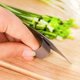 thumbnail image 3 of Protector de dedos de acero inoxidable TUMALL para cortar verduras en la cocina, por defecto, 3 of 7