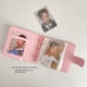 thumbnail image 4 of Álbum de fotos de 3 pulgadas con cuatro cuadrículas y hojas sueltas con hebilla magnética de PU en combinación de colores rosa y blanco para guardar tarjetas pequeñas, 4 of 5