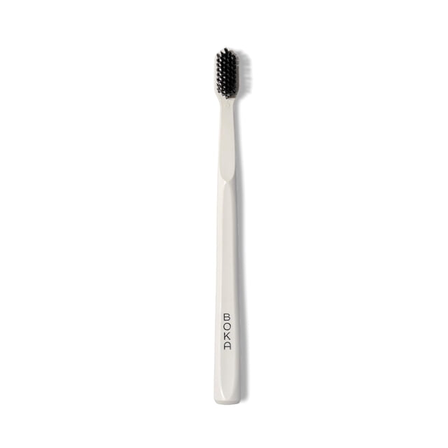 Boka Classic Cepillo de dientes manual con cerdas cónicas de carbón activado extra suaves, mango bioplástico que incluye tapa de viaje, aprobado por dentistas, ideal para adultos y niños, color blanco