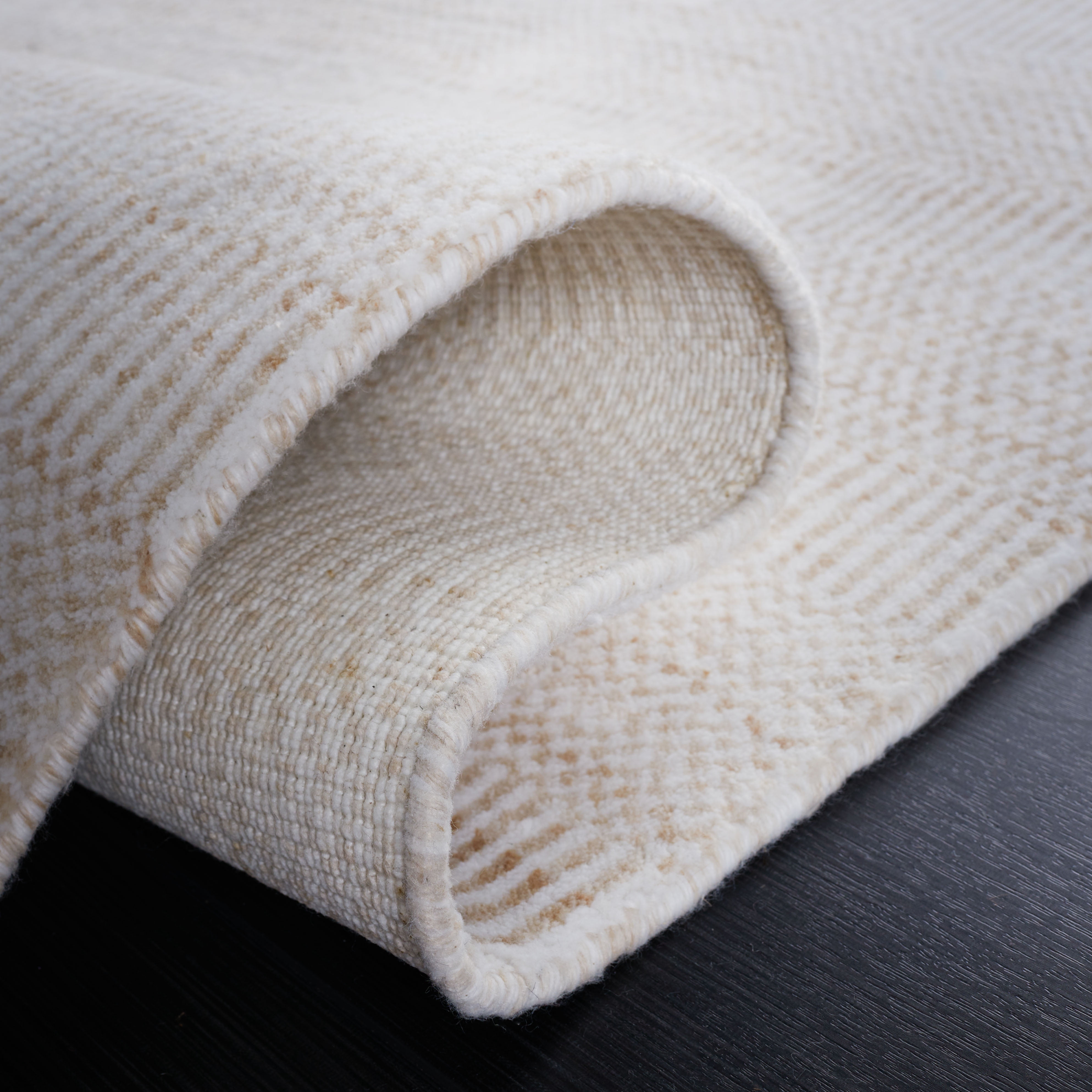 SAFAVIEH Mirage Handan Distressed Polyester Area Rug, Beige/Ivory, 6' x 9'