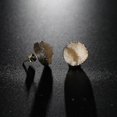 thumbnail image 4 of Pendientes Kawaii Yashi con forma de drusa de cuarzo sintético irregular color verde, 4 of 5