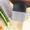 thumbnail image 5 of Cortador de arrugas fuerte, cuchillo para freír francés de alta resistencia, picador ondulado de acero inoxidable grueso, mango negro, cortador duradero para patatas (2 piezas), 5 of 5