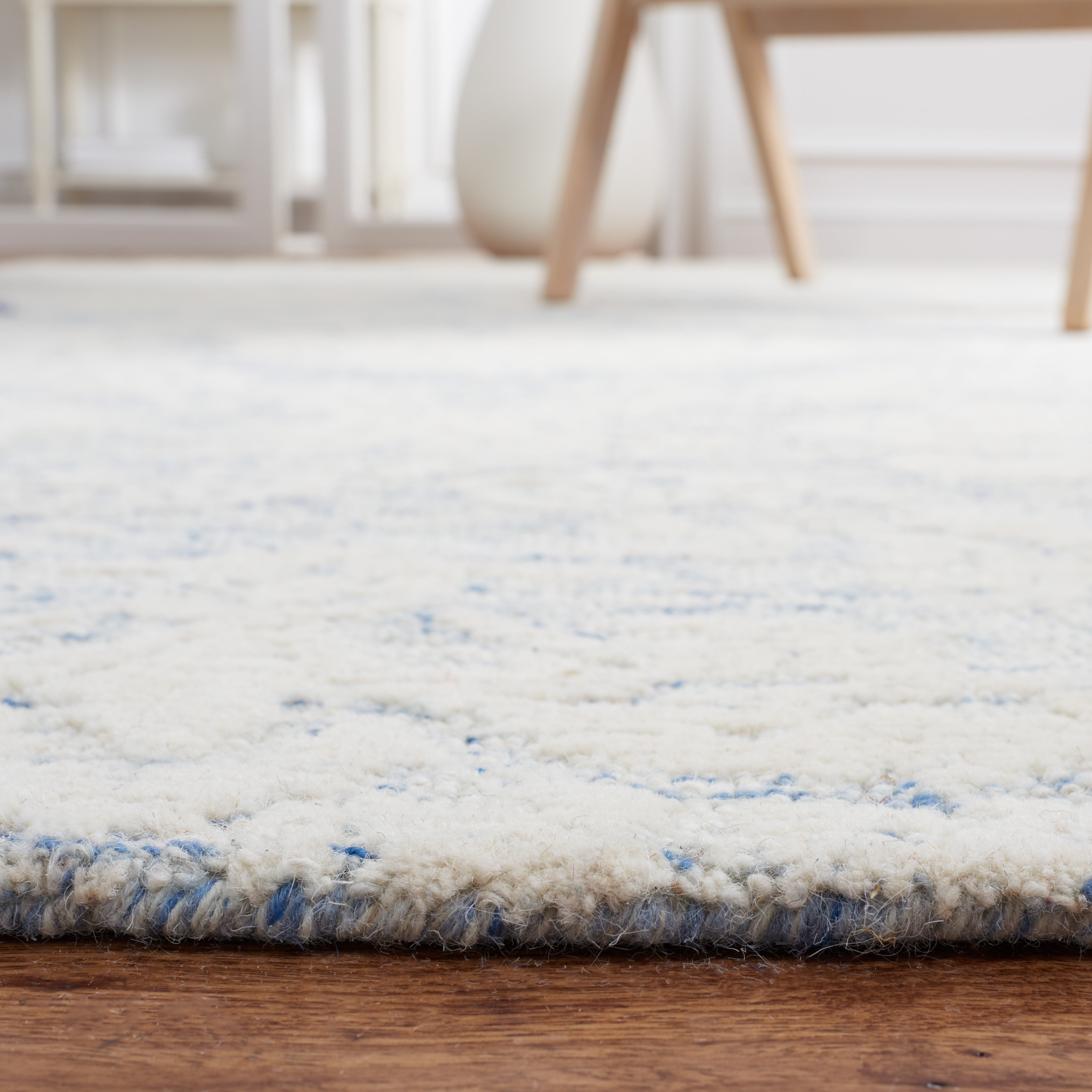 SAFAVIEH Metro Rosalind Medallion Area Rug, Blue/Ivory, 6' x 6' Round