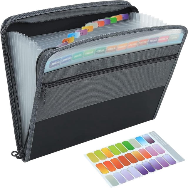 carpeta de archivos a4 expansible yongsheng de 13 bolsillos con cremallera expansible negro, vista 3/4 frontal abierta mostrando 13 compartimentos tipo acordeón con separadores de colores y ficha deslizable visible en la cubierta transparente; cuerpo negro con panel gris, bolsillo frontal elástico con cremallera unidireccional y hoja de etiquetas adhesivas multicolor junto a la carpeta. Ideal para organizar documentos, recibos y tareas y adecuada para oficina, escuela o viajes de negocios.