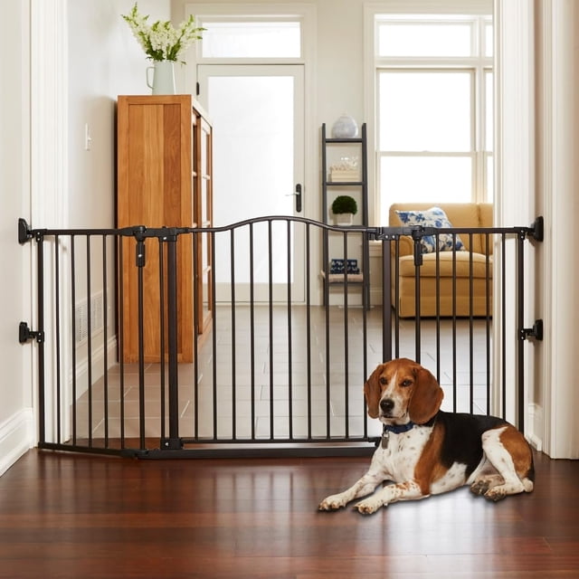 Puerta de arco Windsor extra ancha MyPet de 72" de North States: brinda seguridad en espacios extra anchos. Montaje de hardware. Se adapta a 38.3"-72" de ancho (30" de alto, bronce mate)