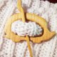 thumbnail image 4 of Broche de plástico para chal de madera cruda, broche de plástico para bufanda, regalo para mujer, accesorio de regalo para niña, joyería, broche de erizo de Animal Wmkox8yii fajkfhkj5843, 4 of 8