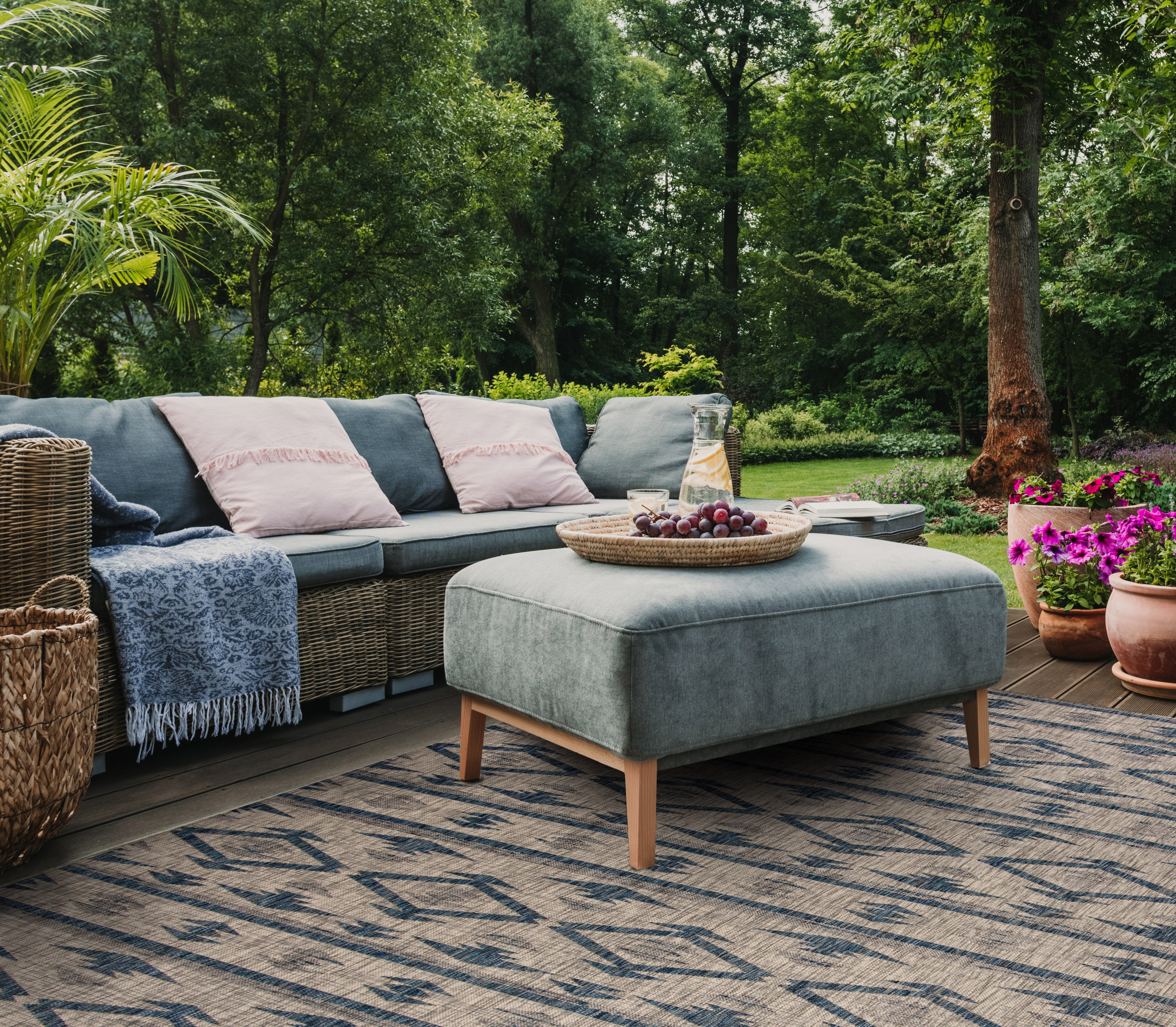 SAFAVIEH Courtyard April Geometric Indoor/Outdoor Area Rug, Grey/Navy, 5'3" x 7'7"