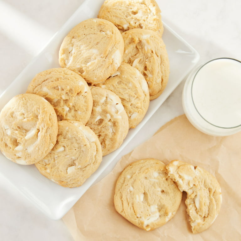 White Chocolate Macadamia Nut Cookies with Rubbermaid - Apriljwagner