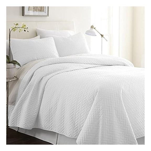3 Piece White Quilt California King Size Bed Set - A Lightweight Bedspread & Machine Washable Quilts - Includes Quilted Coverlet and Two Pillow Shams - Perfect Bedding Quilts