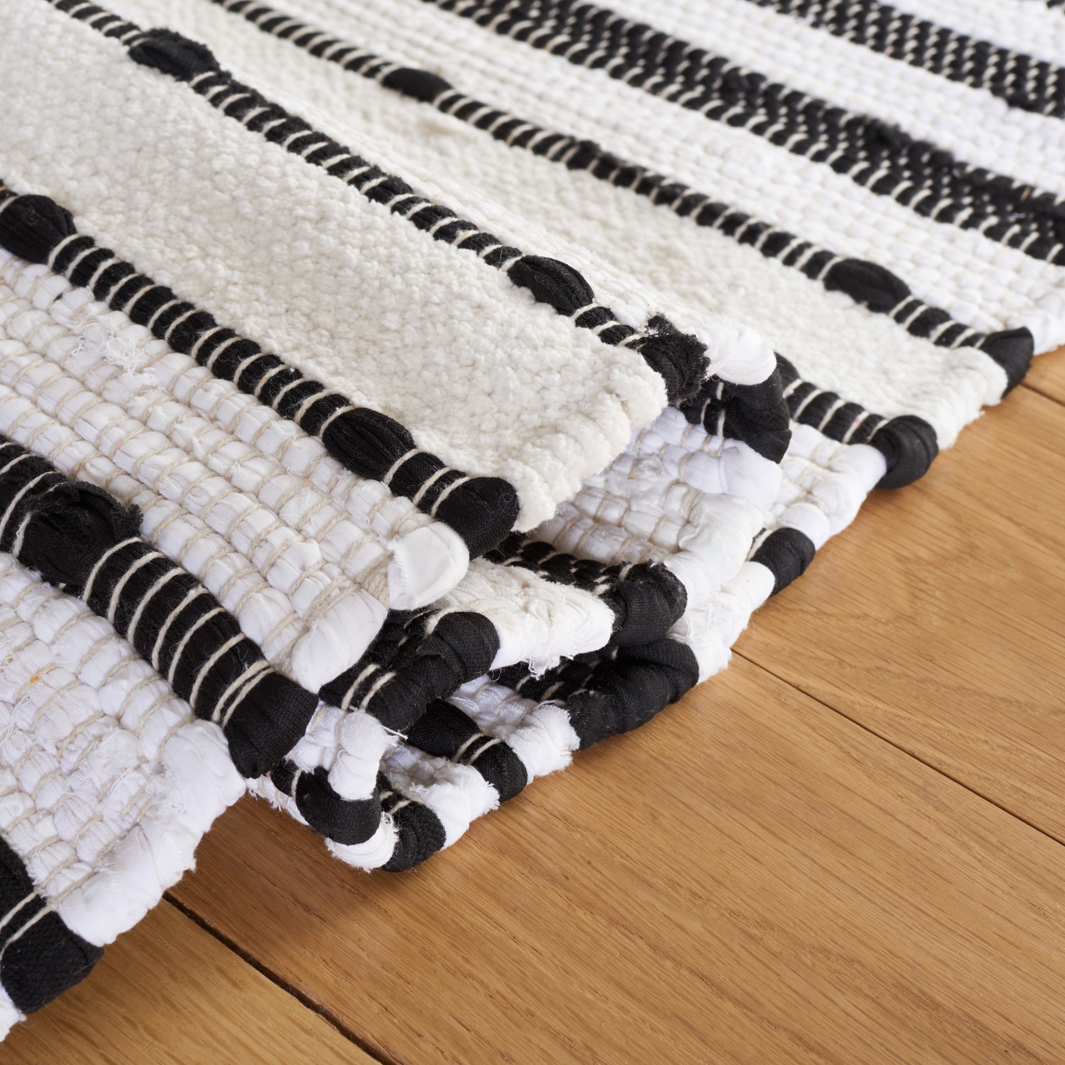SAFAVIEH Striped Kilim Feride Striped Cotton Area Rug, Black/Ivory, 6' x 6' Round
