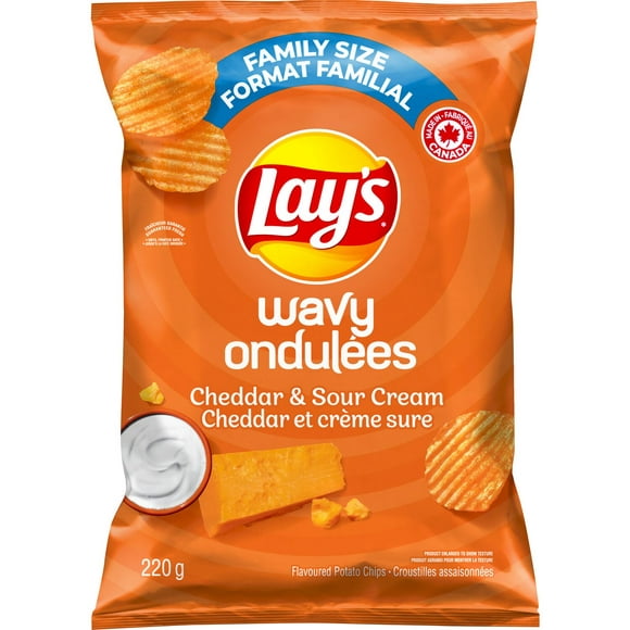 Wavy Lay's Cheddar & Sour Cream flavoured potato chips, 220g