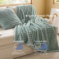 thumbnail image 3 of Juego de edredón Bedsure King Size con manta de forro polar verde, 3 of 9