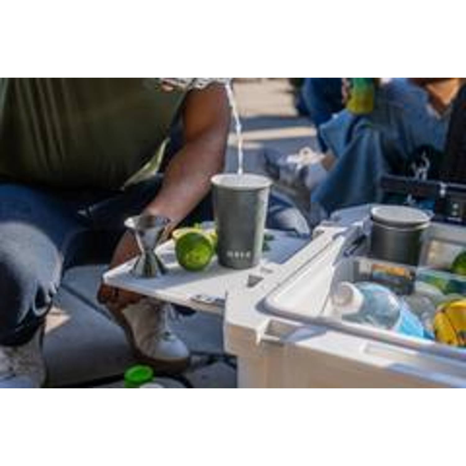 Glacière rigide à roulettes RovR RollR 45 pintes avec poignée télescopique (POUDRE)