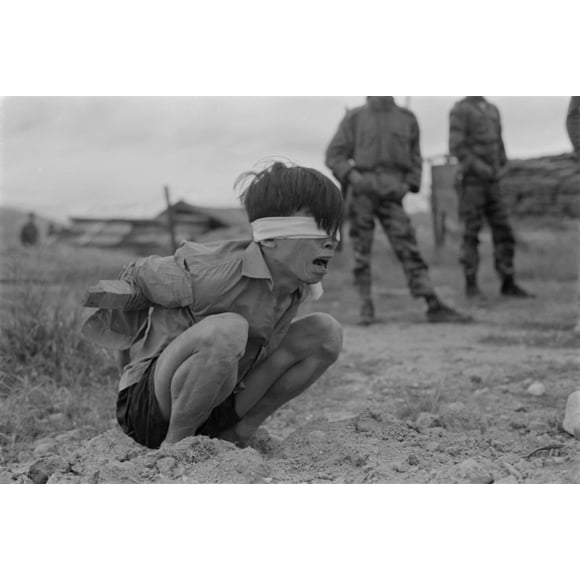 Viet Cong Prisonnier de Guerre. un Prisonnier Vc Terrifié en Attente d'Interrogatoire Unité des Forces Spéciales A-109 Thuong Duc Histoire (24 x 18)