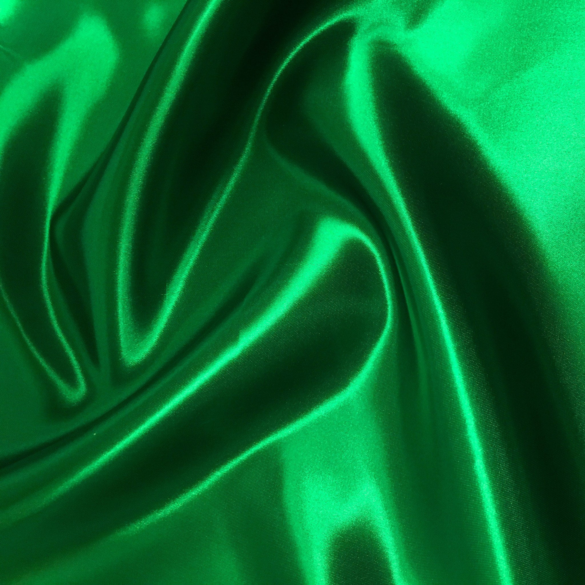 Ткань зеленая с цветами. Изумрудный атлас. Изумрудный атлас ткань. Королевский шелк изумруд.