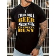 thumbnail image 1 of Camiseta informal de manga corta para hombre con estampado "Holding a Beer", para uso diario en verano y para el tiempo libre., 1 of 5