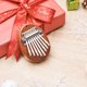 thumbnail image 2 of Mini piano de pulgar Kalimba de 8 teclas, regalo para niños principiantes, exquisito adorno de piano de dedo para árbol de Navidad (ovalado), 2 of 4