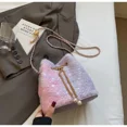 thumbnail image 3 of Bolso tipo cubo con cinturón de bombeo y cadena de felpa para mujer, nueva moda de invierno 2024, bolso informal tipo mensajero para personas mayores, 3 of 5