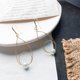 thumbnail image 3 of Pendientes de aro Huggie dorados con borlas colgantes y perlas barrocas, 3 of 5