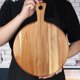 thumbnail image 2 of Tabla de cortar de madera de acacia Washranp con mango, resistente al desgaste, práctica tabla de cortar redonda para tallar y cortar en la cocina., 2 of 6