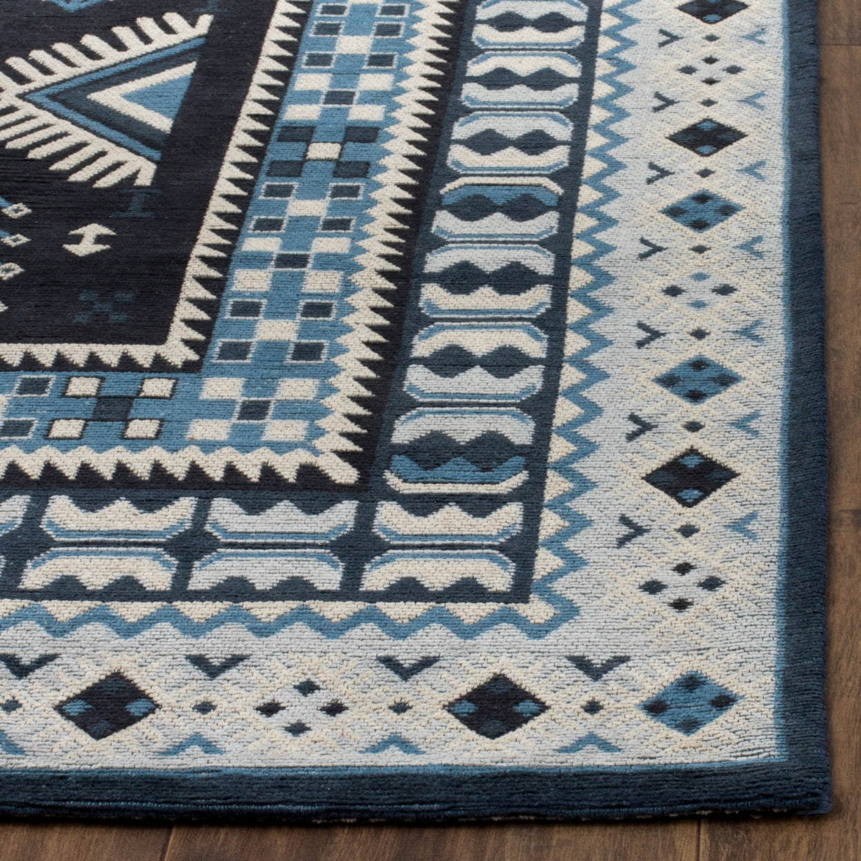 SAFAVIEH Classic Vintage Clarette Chevron Bordered Area Rug, Navy/Light Blue, 4' x 6'