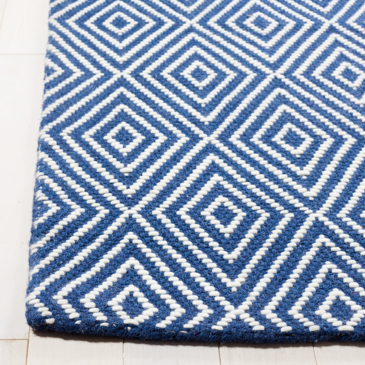 SAFAVIEH Wilton Donella Geometric Diamonds Area Rug, Light Blue/Ivory, 5' x 8'