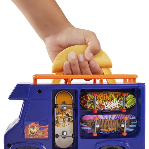 Hot Wheels Skate Taco Truck Play Case with 1 Fingerboard & 1 Pair