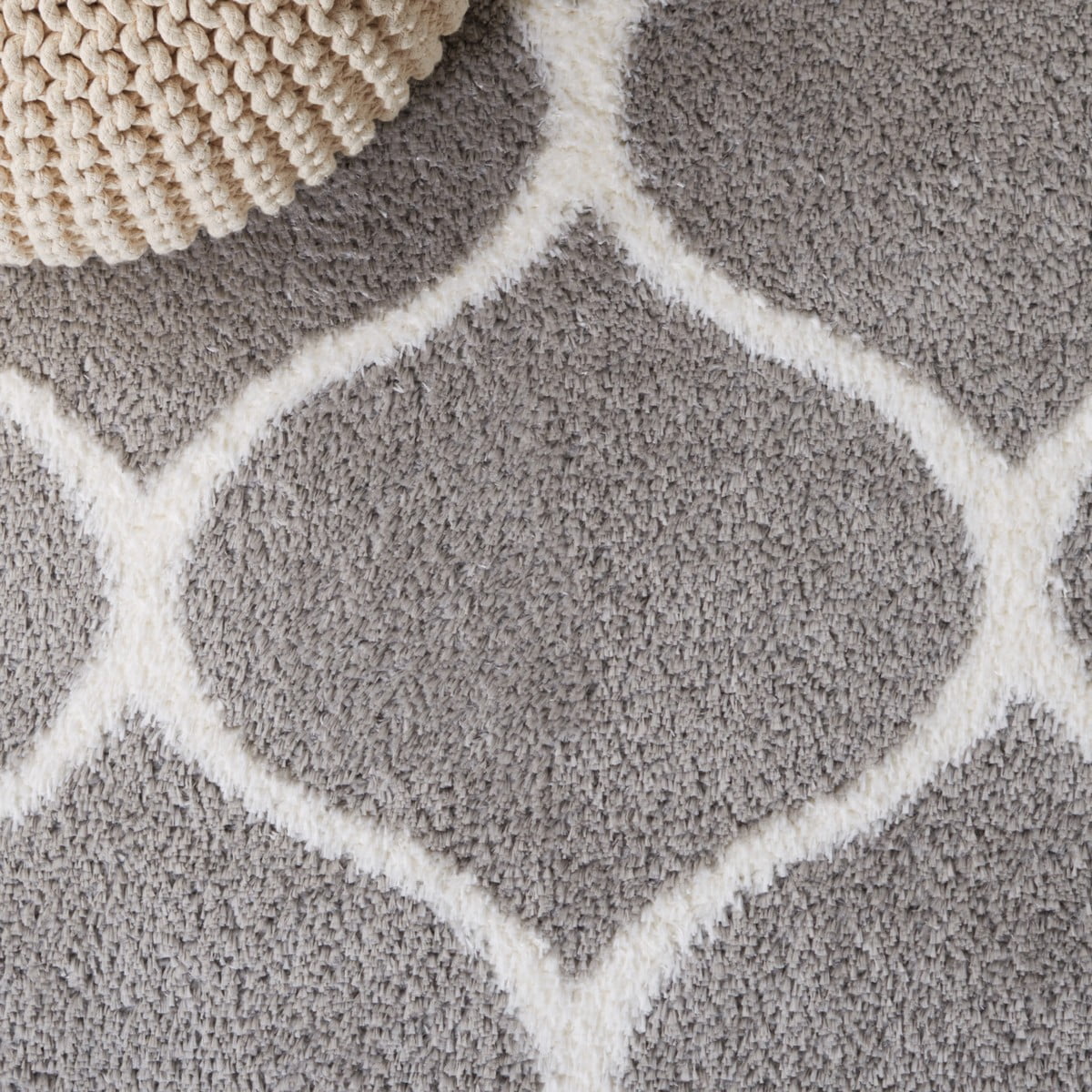 SAFAVIEH Tahoe Thelma Quatrefoil Shag Area Rug, 4' x 6', Grey/White