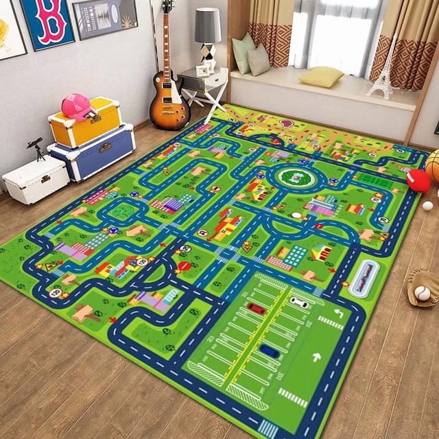 alfombra de juego para niños, antideslizante, para conducir coches de juguete, para ciudad, para niños, niñas, educativa, con temática de tráfico, para sala de juegos. Vista 3/4 de una alfombra 160x230cm con fondo verde y calles azules impresas; incluye avenida principal, rotonda, estacionamiento marcado, hospital, escuela, banco, tiendas, pista de avión y helipuerto. Borde cosido y textura de poliéster de baja pelusa; colocada sobre piso de madera, apta para coches tipo Hot Wheels o Matchbox y fácil de enrollar y limpiar con aspiradora.