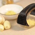 thumbnail image 1 of Prensa de ajo de acero inoxidable, herramienta para picar ajo con tubo pelador de ajo, trituradora de ajo resistente, prensa de ajo con mango ergonómico, trituradora de ajo, 1 of 4