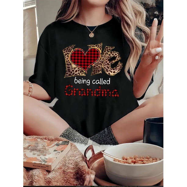 Camiseta De Mujer De Verano Ligera Básica Para Mochilero, Camping, CaminarChic Leopard Heart Print Women's T-Shirt - Casual Crew Neck, Short Sleeve, Stretchy Polyester Blend, Machine Washable - Perf