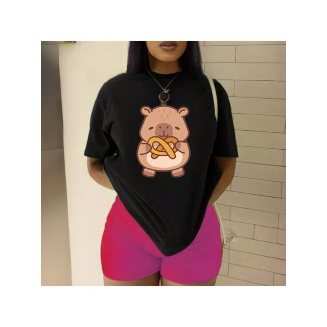 Playera Blusa De Capybara Comiendo Pretzel Ropa Divertida Para Mujer Capibara Color Negro Talla Grande Marca Emil SaEs