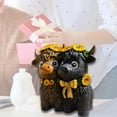 thumbnail image 1 of Figura de pareja de vacas de las Tierras Altas, escultura animal, gnomos de vaca de las Tierras Altas modernos con flores, adorno para armario,, 1 of 8