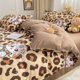 thumbnail image 3 of Juego de cama para perro con manchas de gato de Bengala, 3 of 9