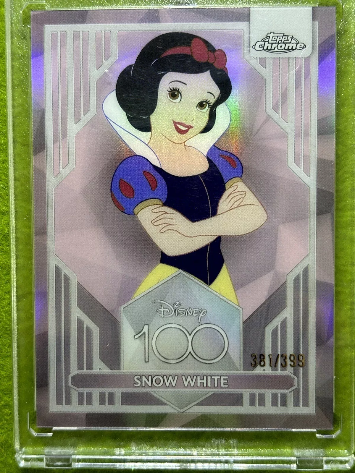 Snow White DISNEY 100 PINK REFRACTOR # /399 SP CARD 2023 Topps
