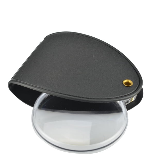lupa de bolsillo 5x46mm con estuche f5000 Lupa plegable de mano con lente de plástico de 46 mm y aumento 5x, funda negra con ojillo dorado, vista 3/4 frontal sobre fondo blanco; a menudo usada para lectura fina y tareas de papelería.